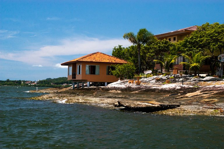 imagem de casa em costão