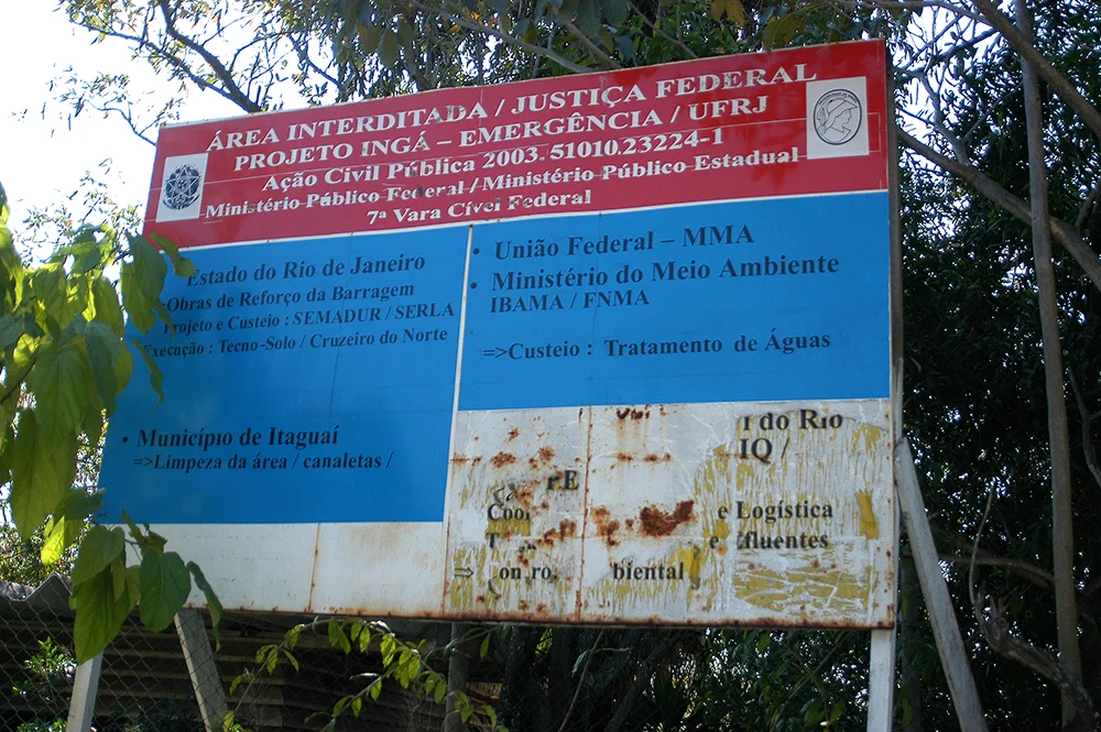 imagem de placa de poluição na Restinga da Marambaia