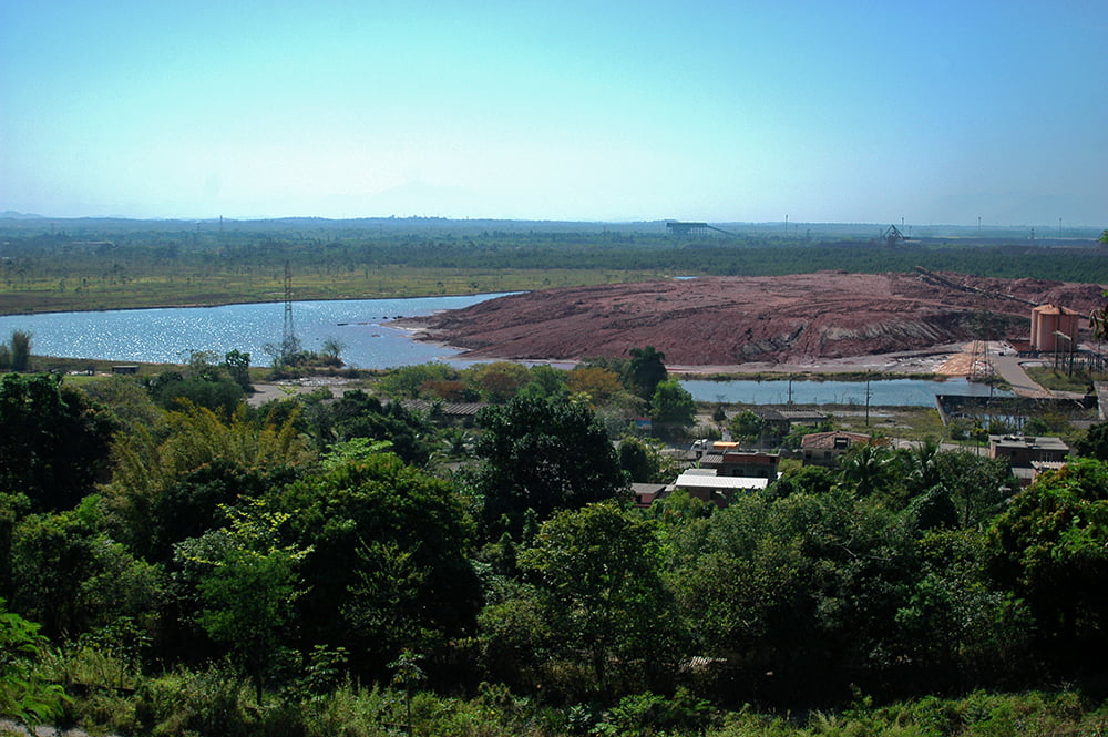 imagem de poluição industrial na Restinga da Marambaia