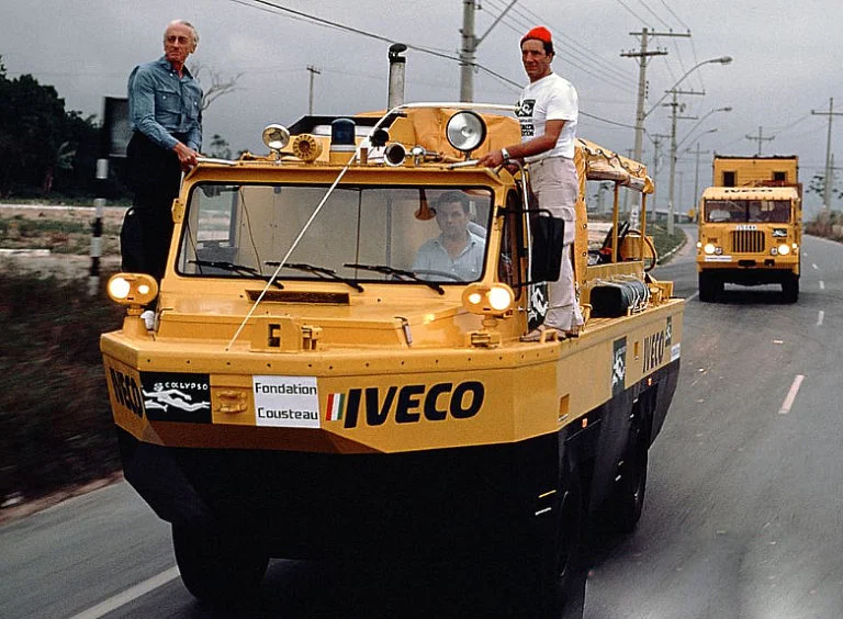 imagem de carro anfíbio de Jacques Cousteau na amazônia