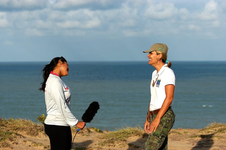 Imagem de Carla Marcon, entrevistada por Paulina Chamorro no litoral da Paraíba