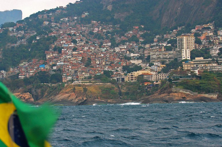 imagem de favelas no litoral do Rio de Janeiro