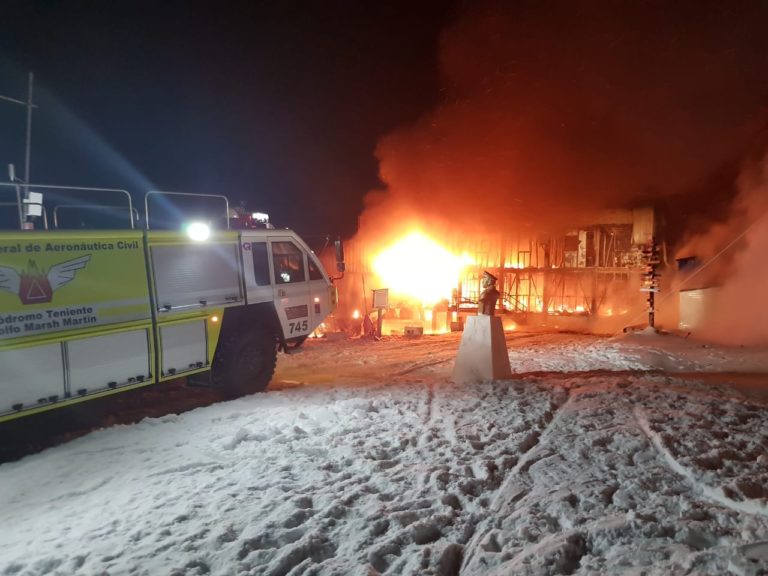 imagem de incêndio na capitania Puerto Bahia Fildes