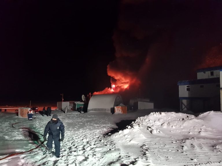 imagem de incêndio na Capitania Puerto Bahia Fildes