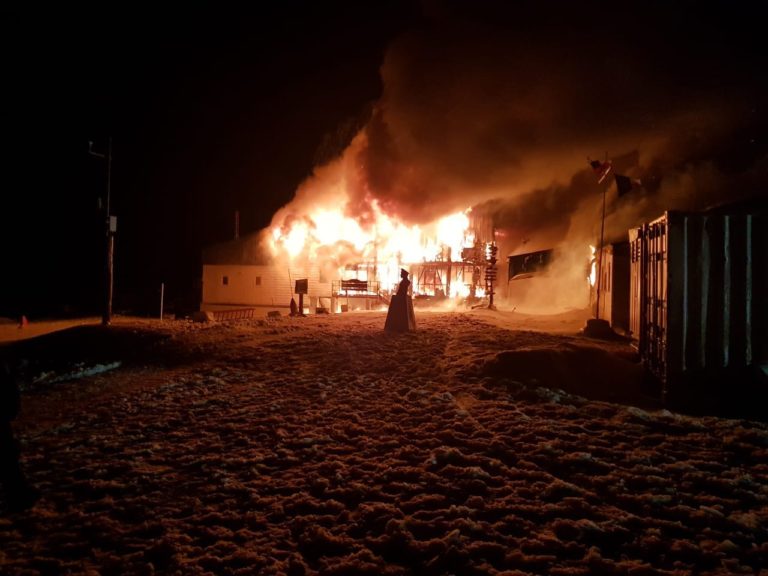 imagem da capitania Puerto Bahia Fildes destruída por incêndio