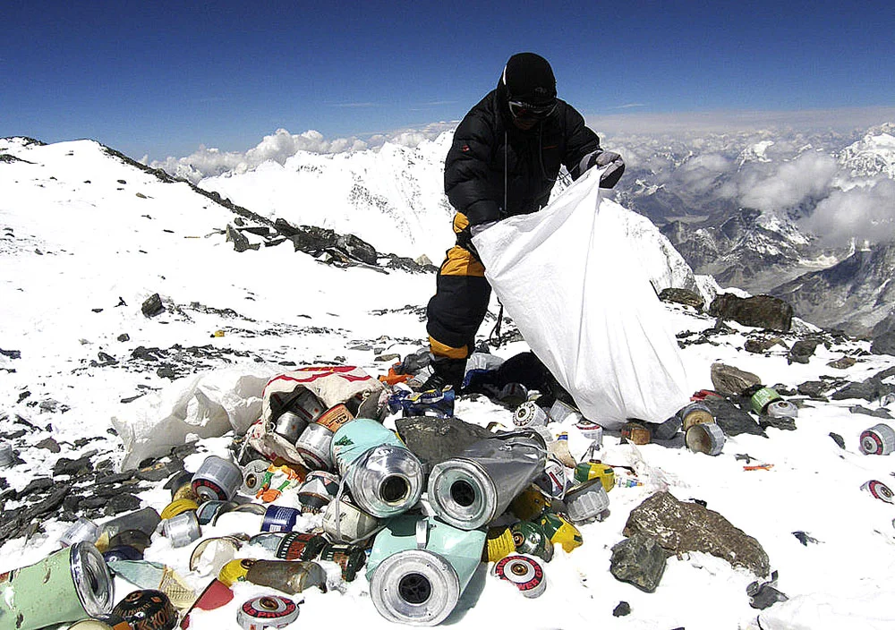 imagem de poluição no Everest