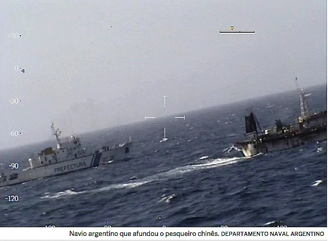 imagem de navio argentina que abateu um navio de pesca ilegal chinês