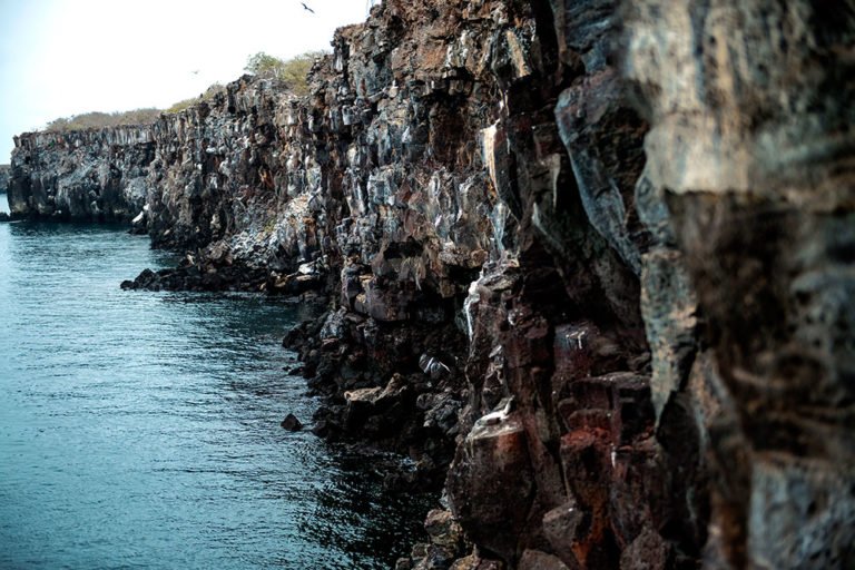 imagem de paredões de pedra no arquipélago de Galápagos