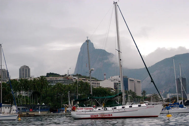 imagem do veleiro Mar Sem Fim na bóia do Iate Clube do Rio de Janeiro.