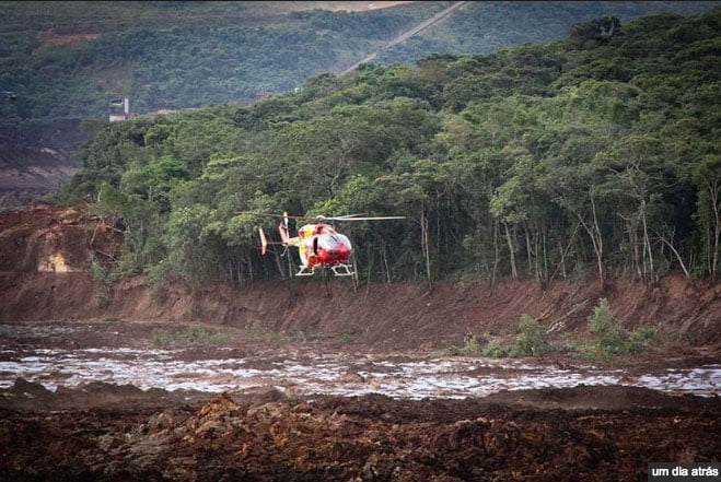 imagem de helicóptero sobrevoando a tragédia em Brumadinho