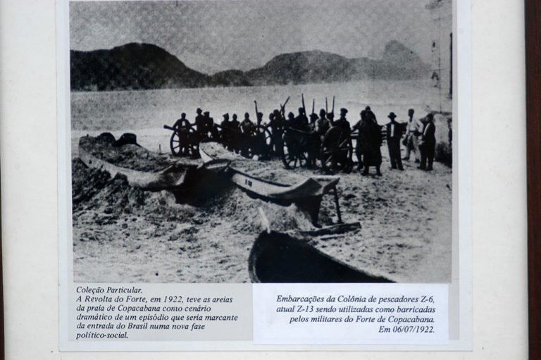 imagem da derradeira canoa de pau servindo como trincheira na revolta de 1922