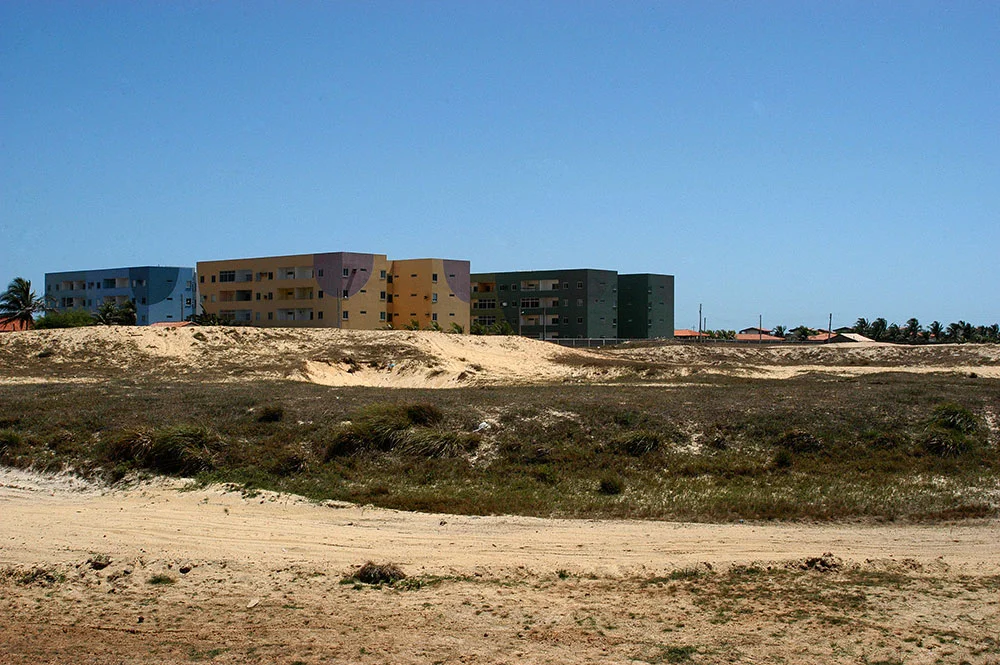 imagem de Ocupação errada, predatória (construir em cima de dunas) em Luis Correia.