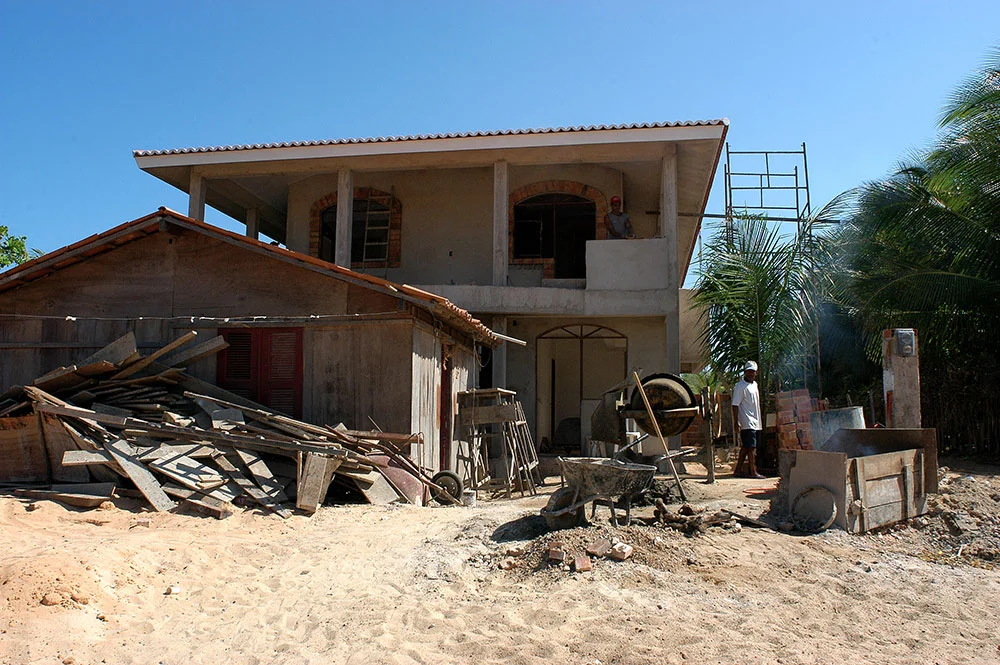 imagem e casa em construção em jericoacoara