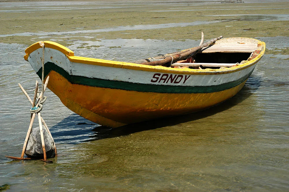 imagem de Barco típico que se preza usa fateixa como âncora.