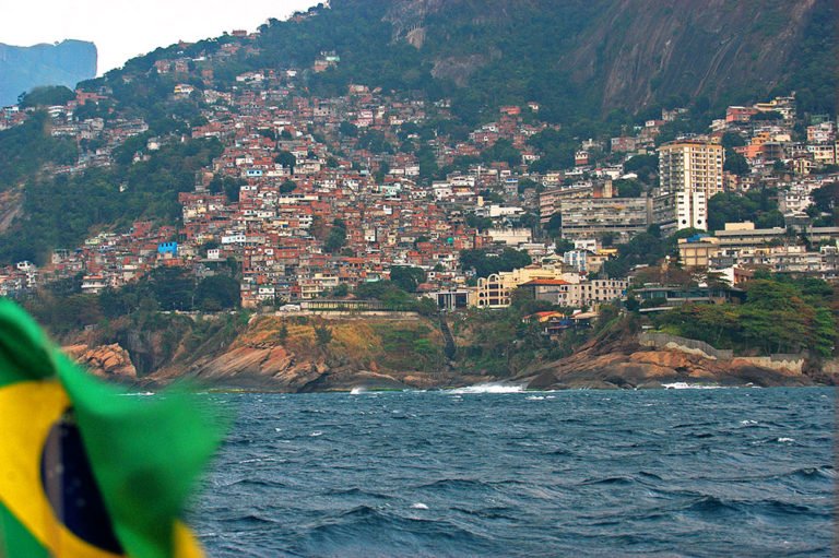 imagem de mar e favelas subindo os morros