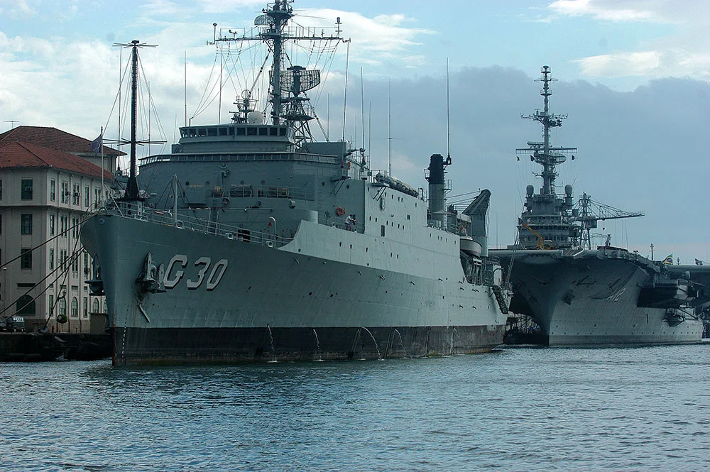 imagem de navios de guerra brasileiros atracados no Rio de Janeiro