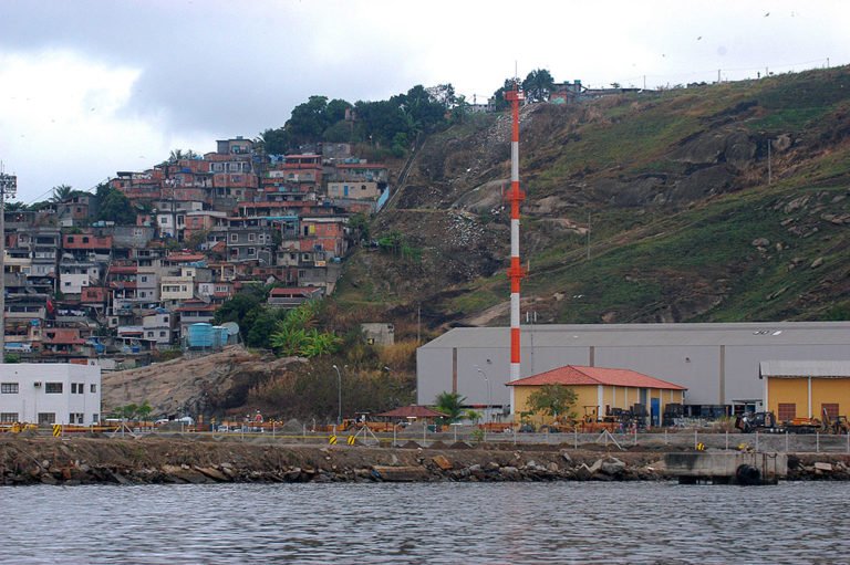 imagem de lixo nas encostas da baía de Guanabara