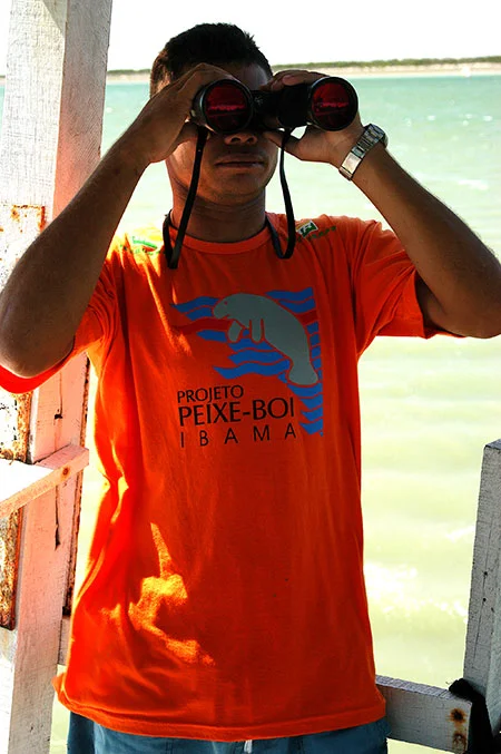 imagem de funcionário do projeto peixe- boi em Cajueiro da Praia