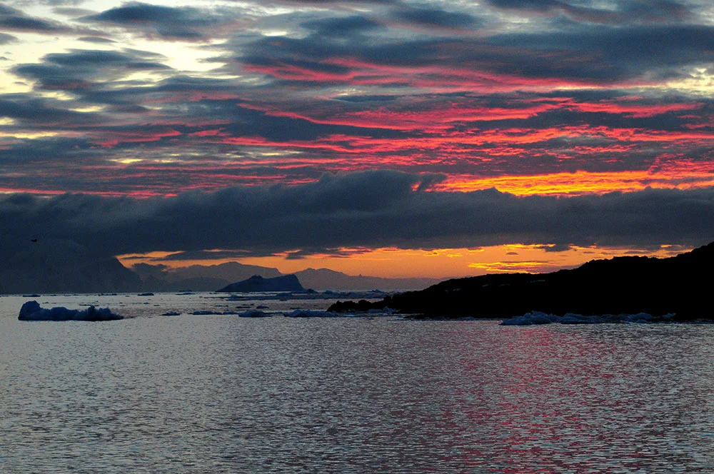 imagem de por do sol na Antártica