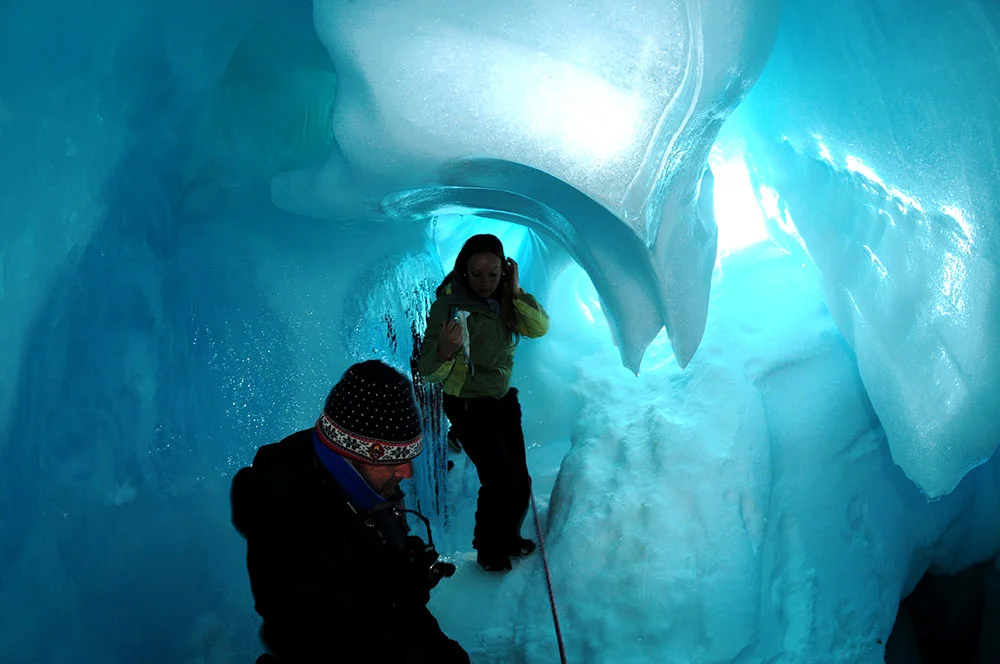 imagem de duas pessoas no interior de caverna no polo sul