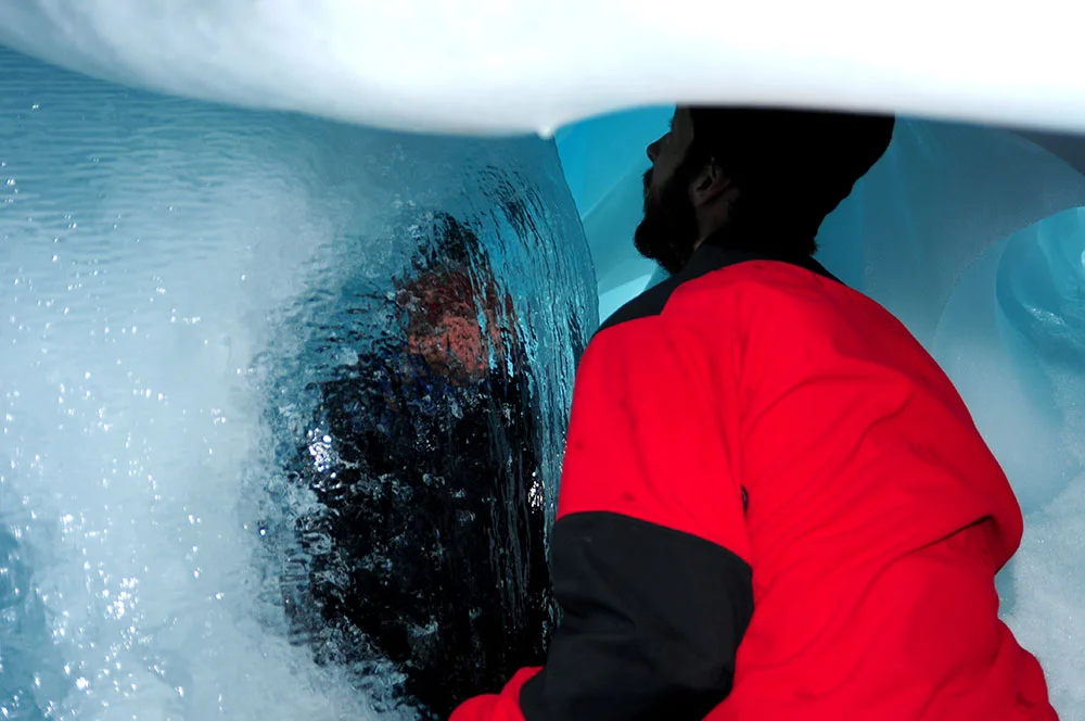 Imagem de Igor Bely em caverna da antártica