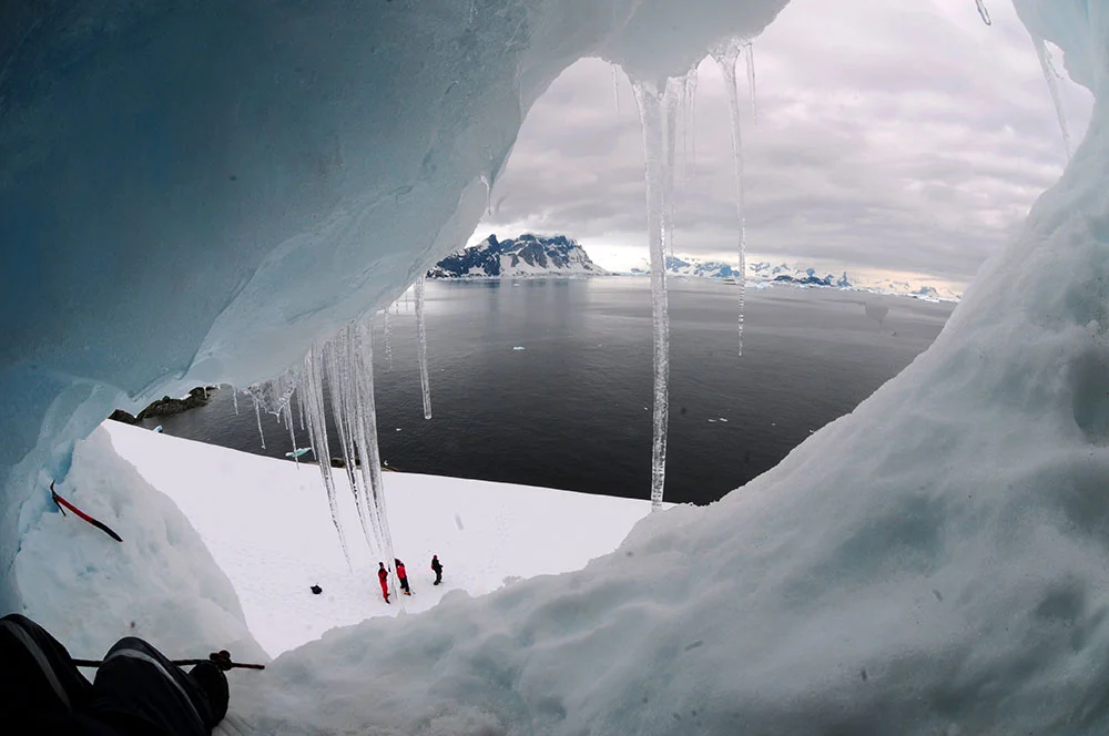 imagem da vista da toca no morro na antártica