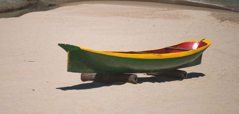 imagem deu canoa na praia