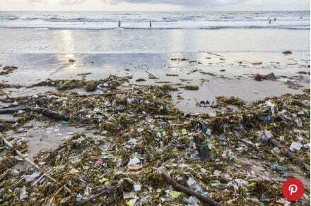 imagem de praia poluída na Indonésia