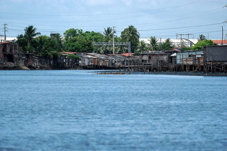 imagem de favelas nos canais de Recife