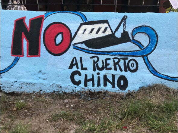 imagem de muro com dizeres contra o Terminal pesqueiro chinês no Uruguai