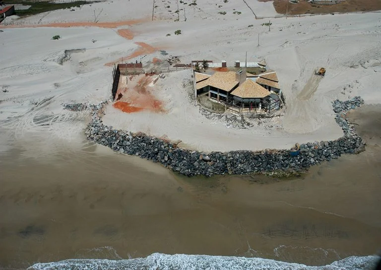 imagem de casa construída na areia da praia