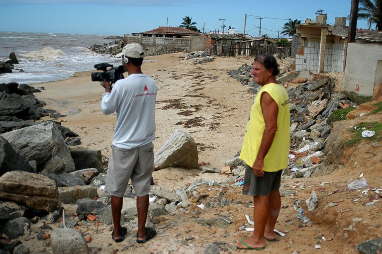 imagem da praia Conceição da Barra, destruída por ressaca do mar