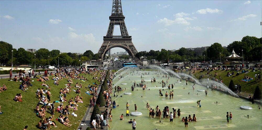imagem da torre Eiffel em julho, mês mais quente já registrado