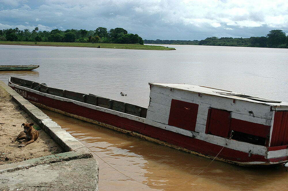 imagem de barcaça de cacau no rio Jequitinhonha.