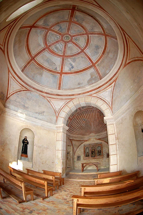 imagem do interior da capela do castelo Garcia D'Ávila