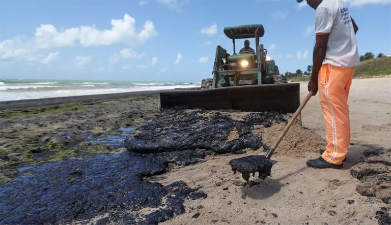 imagem de manche de óleo em praia de Coururipe