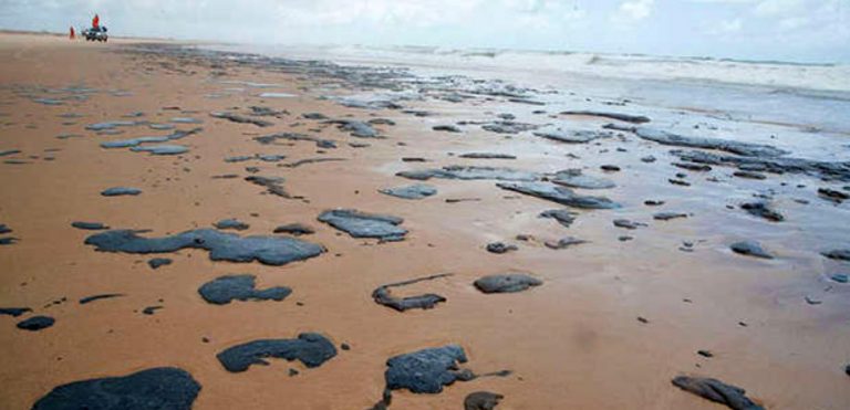 imagem de Manchas de óleo em praias do Nordeste