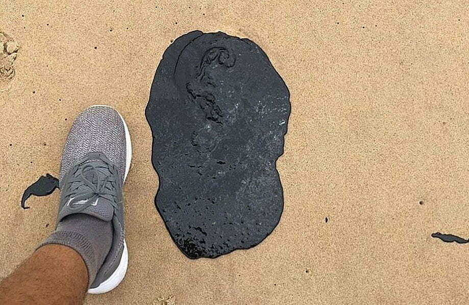 imagem de mancha de óleo em praia nordestina