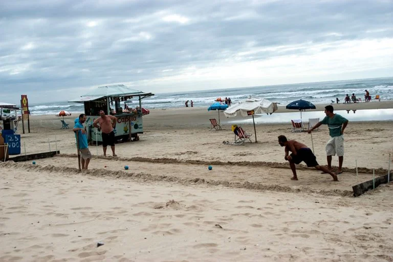 imagem de jogo de bocha em praia gaúcha