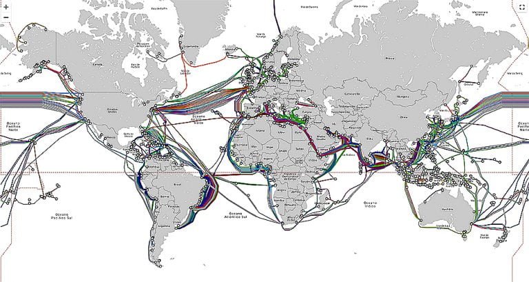 infográfico com mapa mundi e cabos submarinos instalados