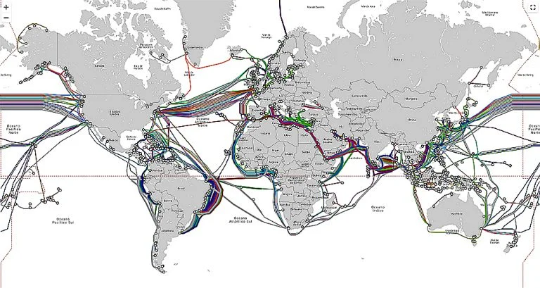 infográfico com mapa mundi e cabos submarinos instalados