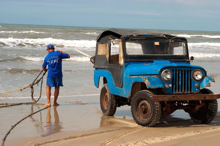 imagem de rede de arrasto em praia gaúcha