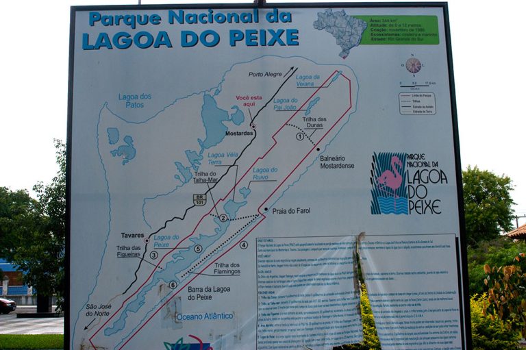 imagem de placa do parque nacional da lagoa do peixe, rs