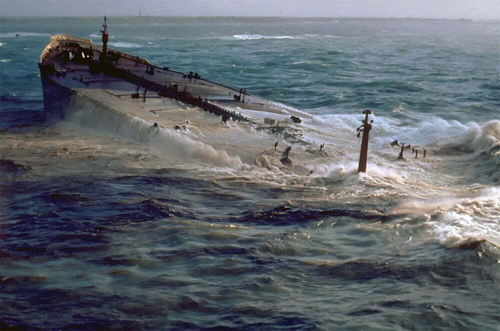 imagem do desastre do navio Amoco Cadiz
