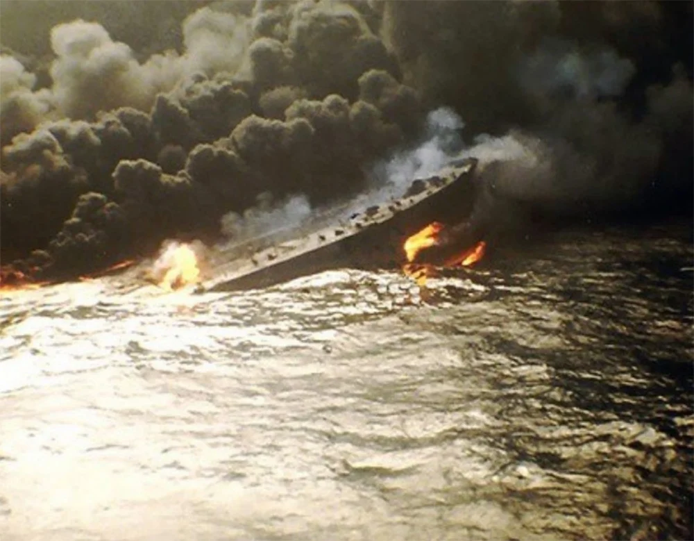 imagem do navio ABT Summer que sofreu uma explosão  e pegou fogo