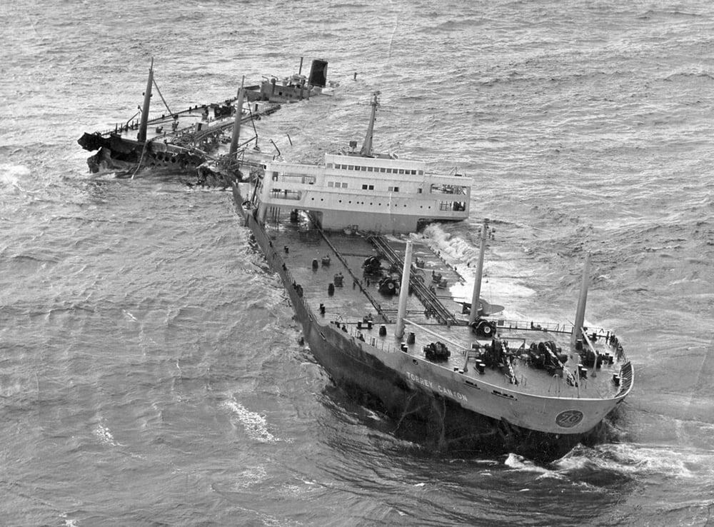 Imagem do desastre do navio Torrey Canyon
