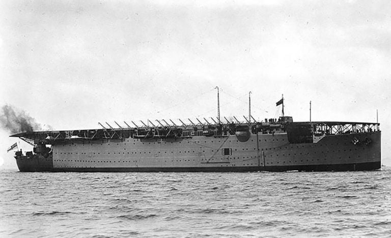 imagem do HMS Argus em 1920