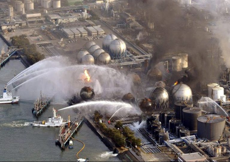 imagem de barcos resfriando os reatores depois do desastre de Fukushima