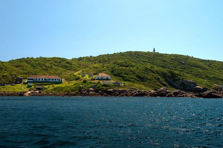 imagem da base da marinha do Brasil na ilha dos Arvoredos