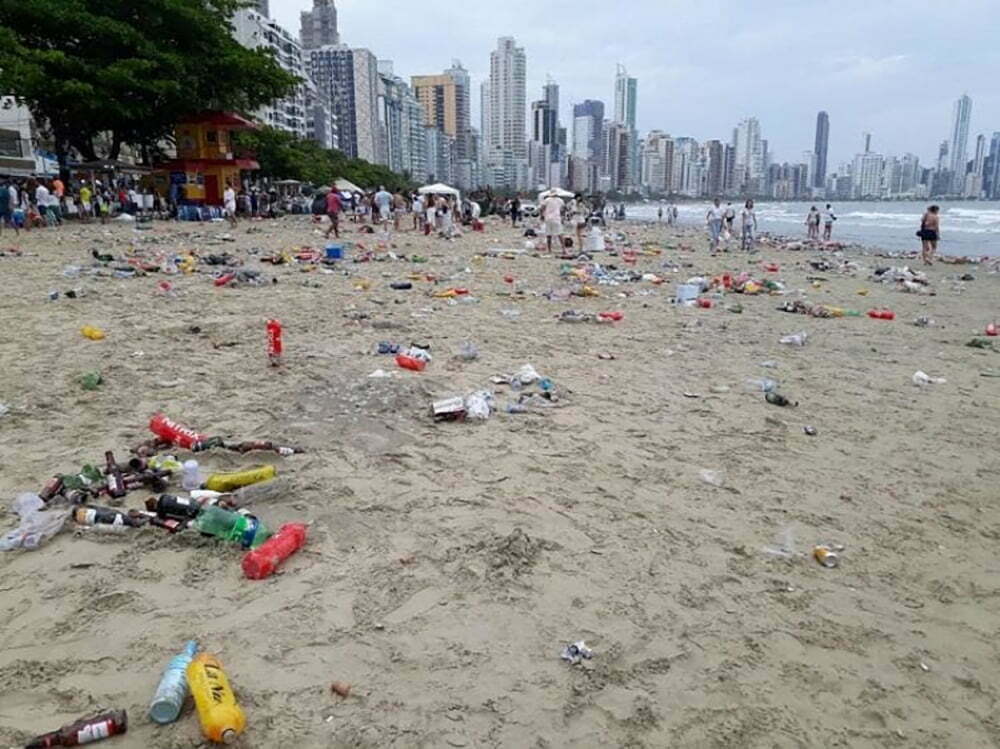 Balneário de Camboriu com lixo na praia